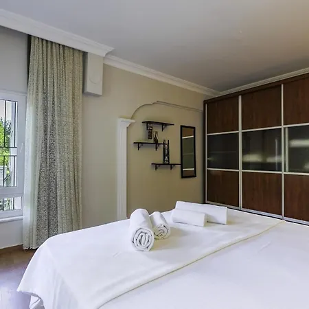 公寓 Chic W A Fireplace Pool Terrace In 阿拉尼亚